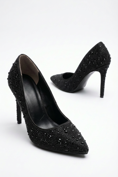 Pointed Covered Shoe With Stones